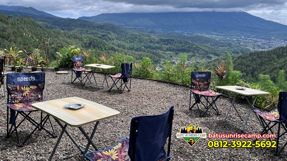 Ilustrasi pekemah pemula belajar mendirikan tenda yang benar di Batu Malang