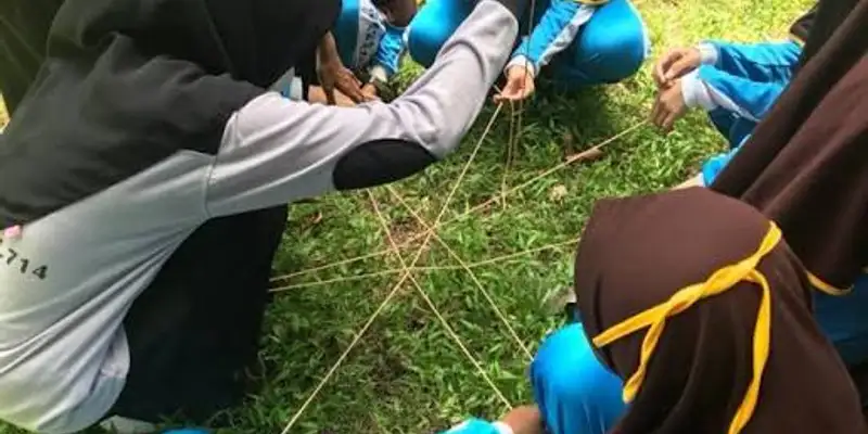 Tim penyelenggara berdiskusi dengan vendor outbound untuk menyusun penawaran anggaran