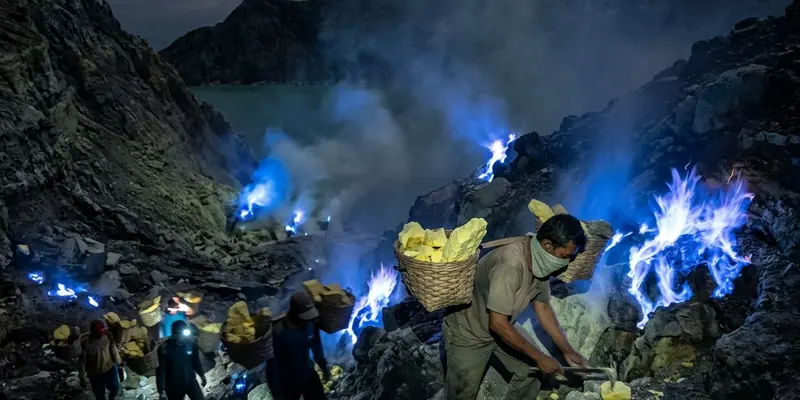 Pemandangan fenomena Blue Fire di kegelapan malam Kawah Ijen