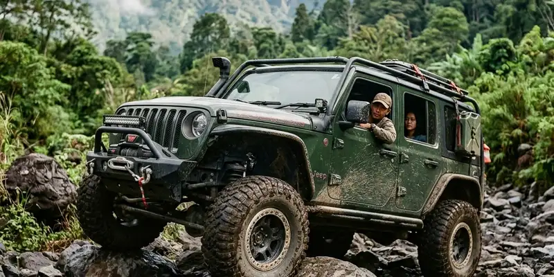 Kendaraan modifikasi 4x4 menaklukkan rute berbatu yang menantang